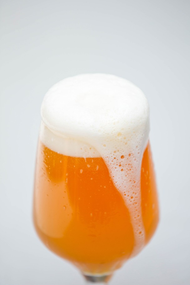 [비크릴라] 강화유리 고블렛잔 ABADIA 420ml는 420ml 용량의 모던한 디자인 고블렛잔입니다. 강화유리 소재로 제작되어 일반 유리 대비 5배 강하며, 135도 온도차를 견디는 내열성을 갖춰 전자레인지와 식기세척기 사용이 가능합니다. 각진 실루엣과 넓은 입구, 인체공학적 그립감으로 맥주, 커피, 음료 등 다양한 음료를 즐길 수 있으며, ISO 인증을 받은 제품입니다.
