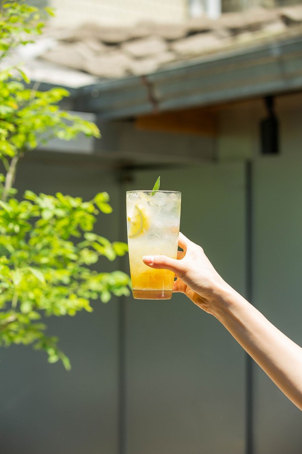 세련된 곡선 디자인의 [비크릴라] 강화유리컵 SEIRA 470ml는 135도의 급격한 온도 변화에도 견디는 내열성을 자랑하며, 내구성이 뛰어나 전자레인지 사용도 가능합니다. 일반 유리보다 5배 강하며 전체 강화 처리로 안전성을 높였고, 가볍고 매끄러운 통바디 디자인은 음료의 맛과 향을 더욱 돋보이게 합니다. 일반 음료는 물론, 뜨거운 음료까지 안심하고 즐길 수 있는 실용적인 제품입니다. (제품 특이사항: 제조 과정에서 기포, 주름, 스크래치, 기울기, 초기 뿌연 현상이 발생할 수 있습니다.)
