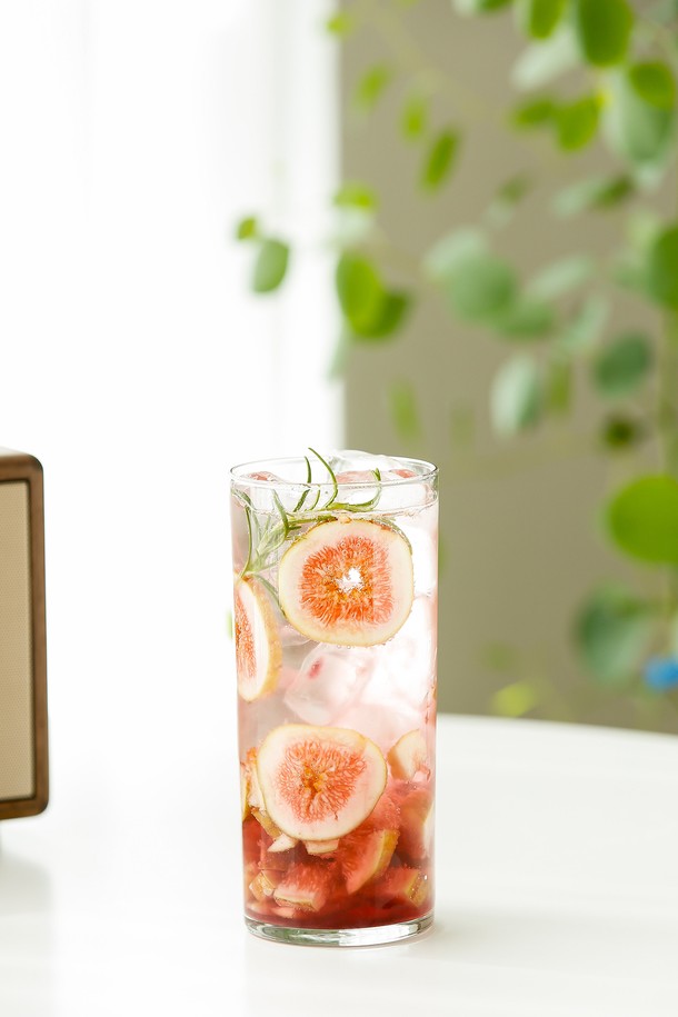 [비크릴라] 강화유리컵 JERTE H는 500ml 용량의 주방 유리컵으로, 일반 유리 대비 5배 강화된 내구성을 자랑하며 135도 온도차에도 안전합니다. 전자레인지와 식기세척기 사용이 가능하며, 파손 시 작은 조각으로 분리되어 안전성을 더했습니다. 높이 161mm, 지름 73.5mm의 이 컵은 직선형 몸체와 세련된 높이감을 가진 심플한 스타일로, 아이스커피, 에이드, 하이볼 등 다양한 카페 음료를 즐기기에 적합하며 적층 보관도 용이합니다.
