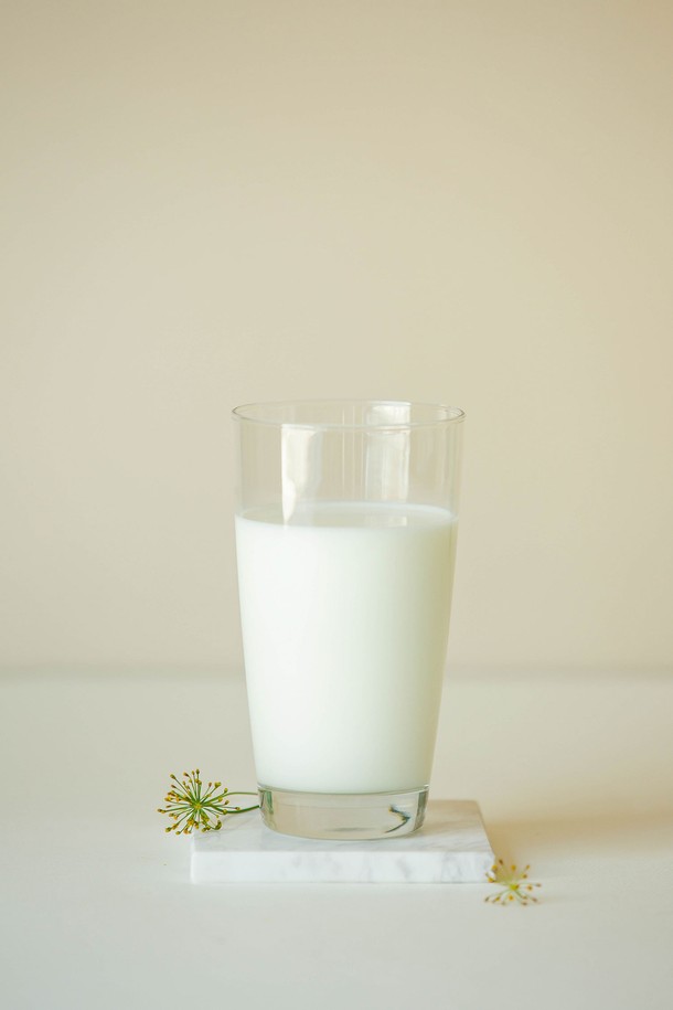 [비크릴라] 강화유리컵 SEIRA 420ml는 420ml 용량의 강화유리컵으로, 135도의 온도차를 견디는 내열성과 전자레인지, 식기세척기 사용이 가능한 실용적인 제품입니다. 일반 유리 대비 5배 강화된 내구성과 파손 시 작은 조각으로 분리되는 안전성을 갖췄으며, 곡선형 바디와 인체공학적 디자인으로 편안한 그립감을 제공합니다. 핫/콜드 음료 모두 사용 가능하며, 높이 140.5mm, 지름 79mm의 적층 가능한 실용적인 디자인입니다.
