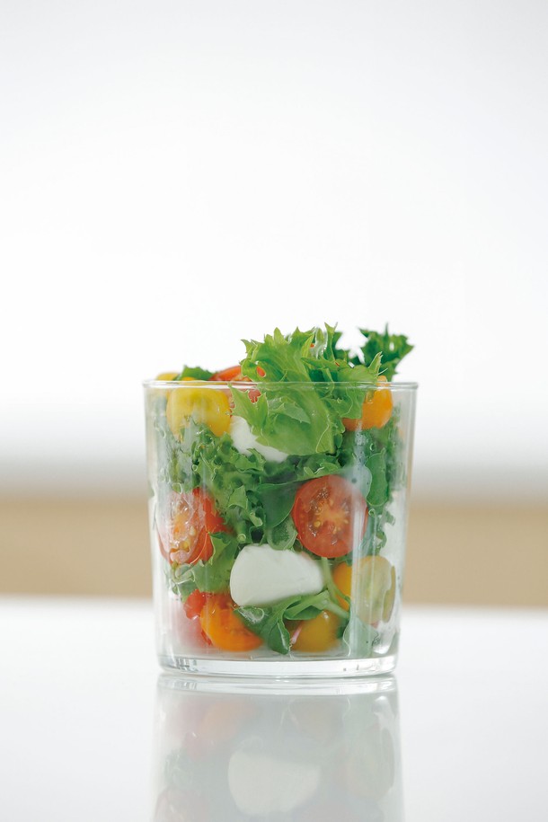 비크릴라 시드라 강화유리컵은 내구성과 내열성이 뛰어난 360ml 용량의 투명 유리컵입니다. 음료를 담기에 적합하며 주방용품으로 활용도가 높습니다. 강화유리 소재로 제작되어 오랫동안 사용할 수 있습니다.
