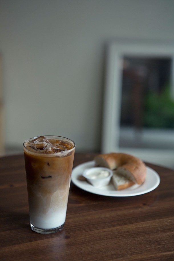 [비크릴라] 강화유리컵 CONIL 330ml는 음료, 맥주 등 다양한 용도로 활용 가능한 330ml 용량의 투명 유리컵입니다. 일반 유리보다 5배 강화된 강화유리에 135도의 온도차를 견디는 내열성을 더해 안심하고 사용할 수 있으며, 전자레인지 및 식기세척기 사용이 가능합니다. 기본 컵 스타일에 베스트셀러 디자인을 적용, 우수한 그립감을 제공하며, 파손 시 작은 조각으로 분리되어 안전합니다.
