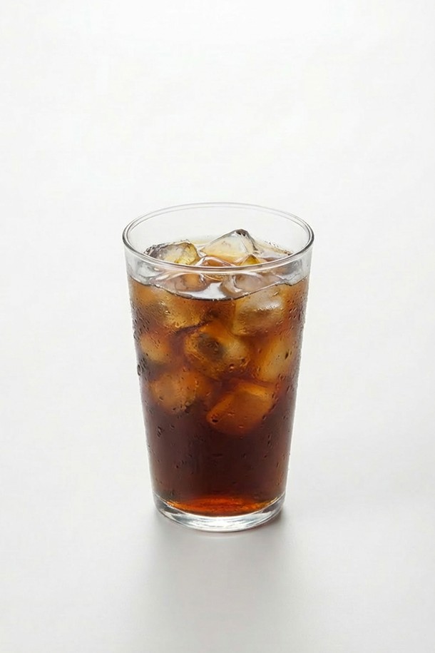 **[비크릴라] 강화유리컵 CONIL 420ml**

견고함과 실용성을 모두 갖춘 [비크릴라] 강화유리컵 CONIL 420ml입니다. 일반 유리보다 5배 강화된 강화유리 소재로 제작되어 내구성이 뛰어나며, 135도의 급격한 온도 변화에도 견딜 수 있어 안전하게 사용 가능합니다. 420ml 용량으로 음료, 물 등 다양한 용도로 활용할 수 있으며, 심플하고 스탠다드한 디자인으로 언제 어디서든 잘 어울립니다. 전자레인지와 식기세척기 사용이 가능하여 편리하며, 적층 가능하여 공간 효율성 또한 높습니다. 매끄러운 촉감과 안전성을 강화하여 일상생활에서 편안하게 사용할 수 있습니다.
