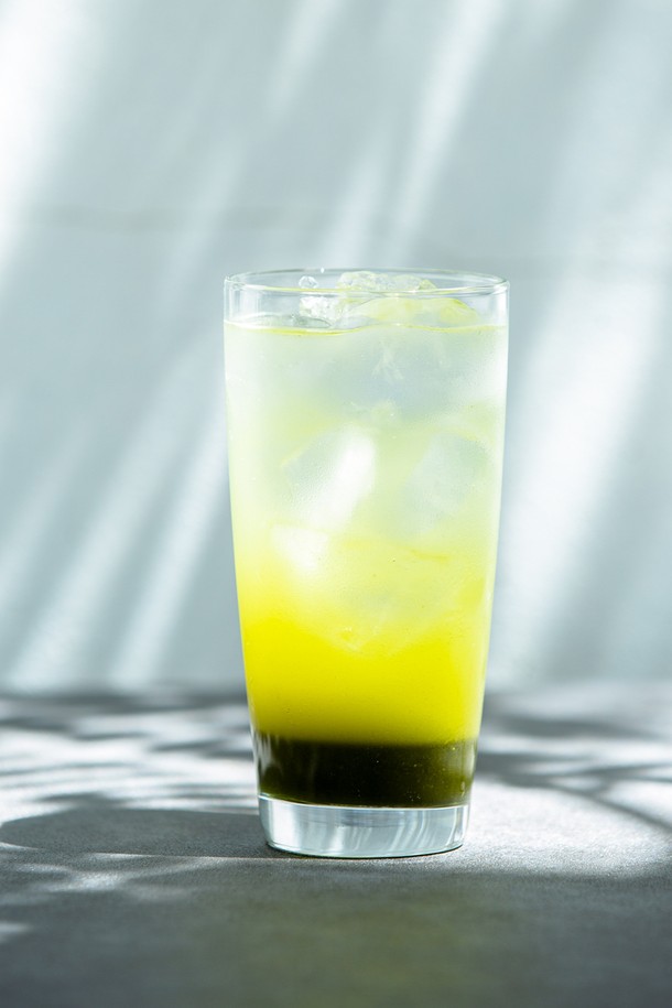 **[비크릴라] 강화유리컵 SEIRA 360ml**는 맥주, 음료, 커피 등 다양한 음료를 즐기기에 적합한 유리컵입니다. 강화유리 소재로 제작되어 일반 유리보다 5배 강하며, 135도 온도차를 견디는 내열성을 갖춰 안심하고 사용할 수 있습니다. 전자레인지 및 식기세척기 사용이 가능하며 적층 보관이 용이해 실용적입니다. 슬림한 라인과 뛰어난 그립감, 음료 본연의 색상을 살려주는 디자인이 특징입니다. 높이는 144.5mm, 지름은 73mm이며, 제조 공정상 바닥면 수평, 용량 및 크기에 약간의 차이, 테두리 곡률, 돌기, 기포, 새 제품의 뿌옇게 보이는 현상이 발생할 수 있습니다.
