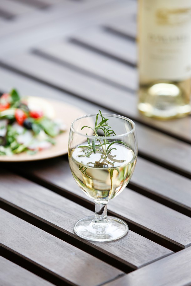 [비크릴라] 강화유리 고블렛잔 VALENCIA 230ml는 와인, 맥주, 칵테일, 음료 등을 담기 좋은 고블렛잔입니다. 230ml 용량에 강화유리 소재로 제작되어 일반 유리 대비 5배 강화된 내구성을 자랑하며, 135도 온도차를 견디는 내열성과 안전 파손 패턴을 갖춰 안전하게 사용할 수 있습니다. 곡선 디자인과 안정적인 받침, 투명한 외형으로 어떤 음료든 돋보이게 하며, 전자레인지 및 식기세척기 사용이 가능하고 적층하여 보관할 수 있어 실용적입니다.
