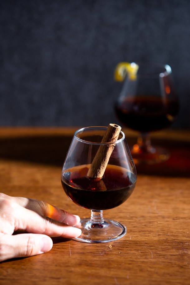 [비크릴라] 강화유리 고블렛잔 CONAC 250ml는 코냑, 칵테일, 음료 등을 우아하게 즐길 수 있는 잔입니다. 강화유리로 제작되어 일반 유리보다 5배 강하며, 135도 온도차를 견디는 내열성을 갖추었습니다. 곡선 디자인과 코냑 향을 돋보이게 하는 디자인, 그리고 전자레인지 및 식기세척기 사용 가능으로 편리함을 더했습니다.
