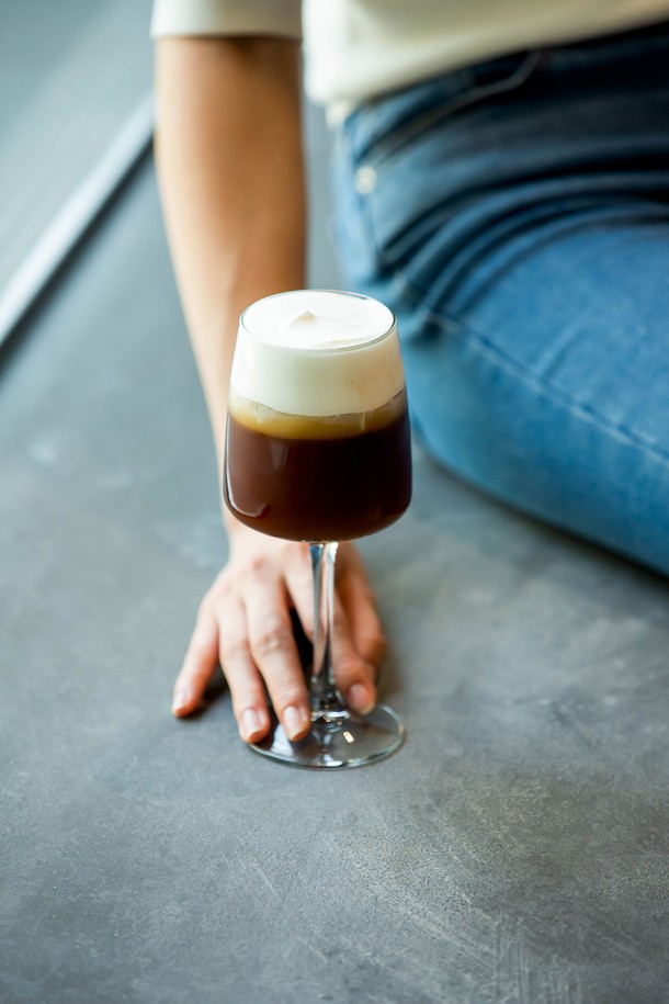 [비크릴라] 고블렛잔 EDEL 350ml는 강화유리로 제작되어 일반 유리보다 5배 튼튼하며, 135도의 급격한 온도 변화에도 견딜 수 있습니다. 세련된 디자인의 이 잔은 맥주, 와인, 막걸리, 과일 맥주, 에일, 커피 등 다양한 음료를 담기에 적합하며, 전자레인지, 식기세척기 사용이 가능하고 적층하여 보관할 수 있어 실용적입니다. 파손 시 작은 조각으로 분리되어 안전하며, 350ml 용량으로 음료를 즐기기에 넉넉합니다.
