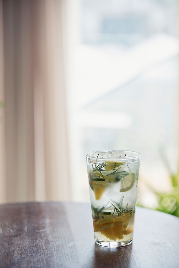 [비크릴라] 강화유리컵 CONIL 660ml는 음료나 주방에서 다용도로 사용할 수 있는 투명한 유리컵입니다. 일반 유리보다 5배 강화된 튼튼한 내구성을 자랑하며, 전자레인지와 식기세척기 사용이 가능하고 135도의 온도차까지 견딜 수 있는 내열성을 갖췄습니다. 클래식한 형태의 스택형 디자인으로 적층이 가능하며, 파손 시 작은 조각으로 분리되어 안전합니다.
