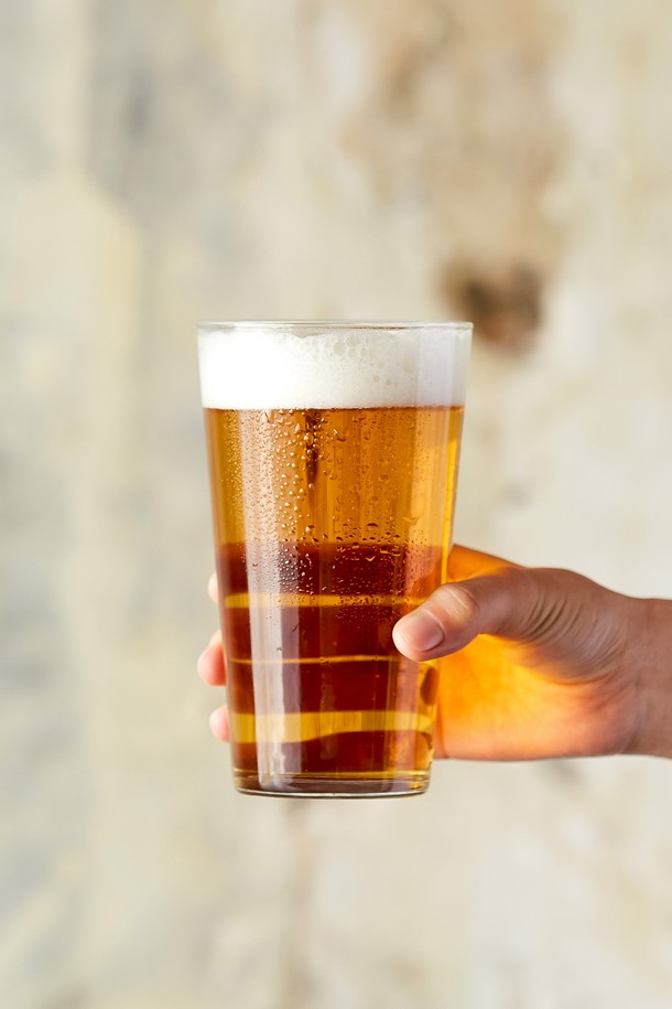 470ml 용량의 [비크릴라] 강화유리컵 CONIL은 아이스커피, 맥주, 온음료 등 다양한 음료를 담기에 좋습니다. 일반 유리 대비 5배 강화된 내구성과 135도 온도차 내열성을 갖춘 강화유리 소재로 제작되었으며, 전자레인지와 식기세척기 사용이 가능하여 편리합니다. 높이 145mm, 지름 86.5mm의 크기로 적층 보관이 용이하며, 100% 재활용 가능한 친환경적인 제품입니다.
