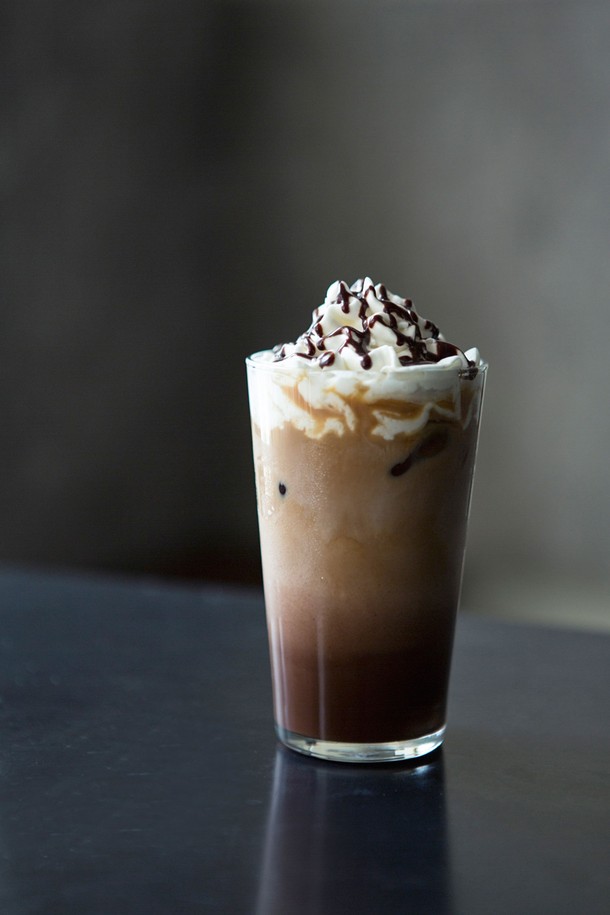 [비크릴라] CONIL 강화유리컵은 280ml 용량의 투명한 유리컵으로, 음료나 주류를 담기에 적합합니다. 일반 유리 대비 5배 강화된 내구성을 자랑하며, 135도 온도차에서도 안전하게 사용할 수 있는 내열성을 갖췄습니다. 전자레인지와 식기세척기 사용이 가능하며, 적층 보관이 용이하도록 설계되었습니다.
