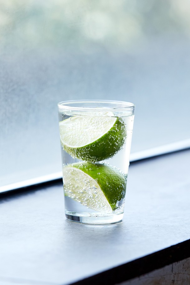 [비크릴라] 코닐 시리즈의 강화유리컵은 220ml 용량으로 음료 및 주방에서 다용도로 활용 가능하며, 전자레인지와 식기세척기 사용이 가능합니다. 일반 유리 대비 5배 강화된 내구성과 135도 온도차를 견디는 내열성을 갖췄으며, 파손 시 작은 조각으로 분리되어 안전합니다. 투명하고 컴팩트한 디자인의 이 유리컵은 적층이 가능하며, 일반 강화유리 대비 15% 경량화되어 사용 편의성을 높였습니다.
