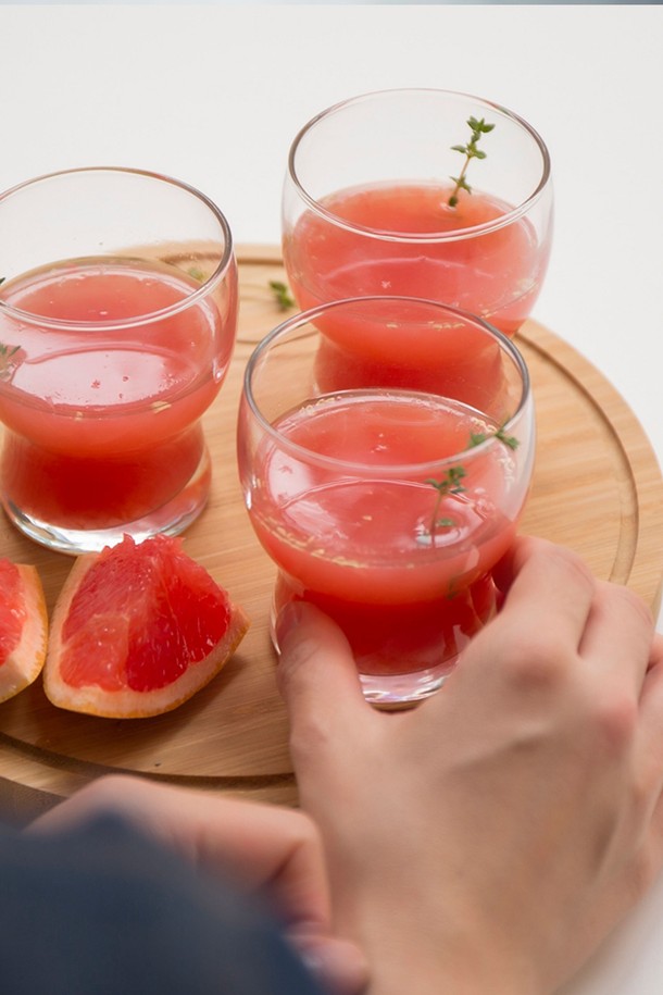 [비크릴라] FAMILIA 유리컵은 180ml 용량의 투명한 강화유리 소재 컵입니다. 내구성과 내열성이 뛰어나 주방이나 식탁에서 오랫동안 안심하고 사용할 수 있습니다. 비크릴라 FAMILIA 유리컵은 다양한 음료를 담기에 적합한 식기류입니다.
