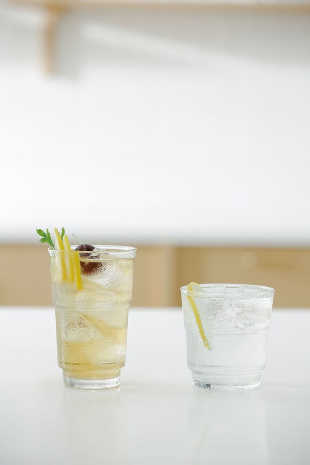 **[비크릴라] 스태커블 강화유리컵 ROCKY 300ml**는 300ml 용량의 투명한 롱바디 디자인 유리컵입니다. 강화유리 소재로 제작되어 일반 유리보다 5배, 일반 강화유리보다 15% 경량화되었으며, 135도 온도차를 견디는 내열성을 갖춰 뜨겁거나 차가운 음료 모두 안심하고 사용 가능합니다. 전자레인지, 식기세척기 사용이 가능하며, 적층 가능한 스태커블 디자인으로 편리하게 보관할 수 있습니다.
