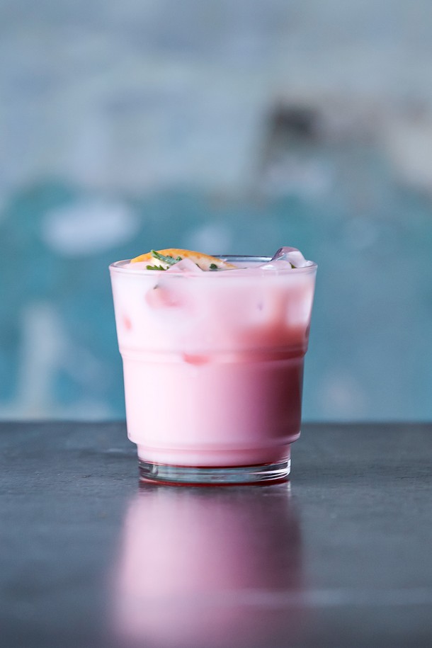 [비크릴라]  스태커블 강화유리컵 ROCKY 280ml는 280ml 용량의 강화유리컵으로, 음료, 커피, 물 등을 담기에 적합합니다. 일반 유리보다 5배 강화된 내구성과 135도의 온도차를 견디는 내열성을 갖춰, 전자레인지와 식기세척기 사용이 가능하며 적층 보관이 용이합니다. 심플한 디자인의 스태커블 형태로 제작되었으며, 파손 시 작은 조각으로 분리되어 안전하며, 전면 강화 처리와 내충격성을 갖추었습니다. (테두리 곡선, 기포, 주름/스크래치, 바닥 내부 경사 등의 제품 상태는 있을 수 있습니다.)
