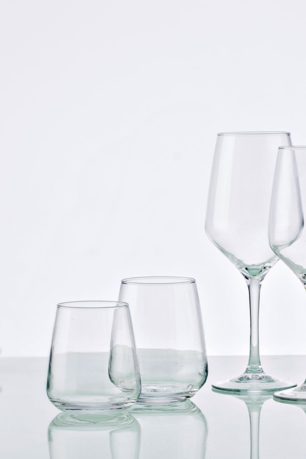 [비크릴라] 강화유리컵 MENCIA 350ml는 음료 및 주방용으로 적합하며, 와인, 맥주, 칵테일, 탄산음료 등 다용도로 활용할 수 있습니다. 투명한 무지 디자인의 이 유리컵은 강화유리로 제작되어 일반 유리 대비 5배 강화되었으며, 파손 시 작은 조각으로 분리되어 안전합니다. 전자레인지와 식기세척기 사용이 가능하며 적층 보관이 용이하고, 135도 내열온도를 갖춘 이 경량 컵은 곡선형 림 디자인과 100% 재활용 가능한 친환경적인 제품입니다.
