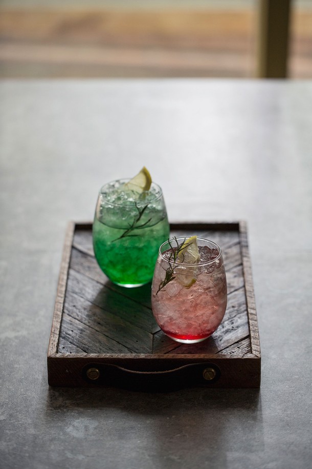 [비크릴라] 강화유리컵 SYRAH 470ml는 내구성과 내열성이 뛰어난 강화유리 소재로 제작되어 안심하고 사용할 수 있습니다. 투명한 색상의 470ml 용량으로 음료를 담기에 적합하며, 주방에서 다양한 용도로 활용하기 좋습니다. 식기세척기와 전자레인지 사용이 가능하여 편리함을 더했습니다.
