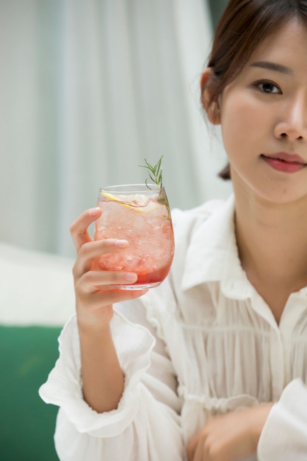 [비크릴라] 강화유리컵 SYRAH 350ml는 내구성이 강한 강화유리 소재로 제작되어 일상에서 안심하고 사용할 수 있습니다. 투명한 디자인의 이 음료용 글라스는 350ml 용량으로 다양한 음료를 담기에 적합합니다. 깔끔한 디자인이 돋보이는 [비크릴라] 강화유리컵은 내열성이 뛰어나 실용적입니다.
