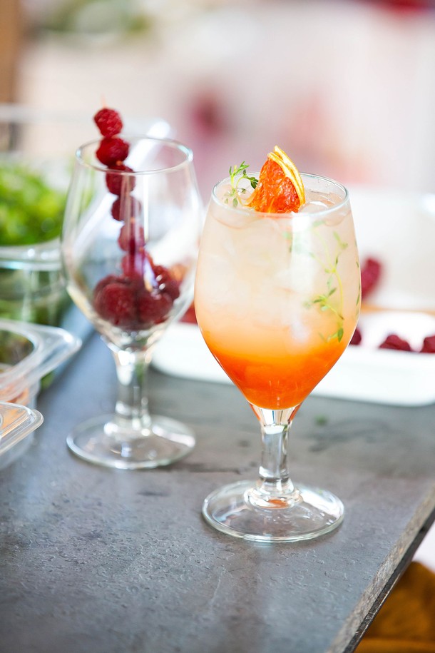 [비크릴라] 강화유리 와인잔 BARLEY 440ml는 135°C의 내열 온도차를 견디는 강화유리로 제작되어 내구성이 뛰어나며, 440ml 용량으로 고도수 음료, 맥주, 뜨겁거나 차가운 음료를 즐기기에 적합합니다. 일반 유리보다 5배 강하고 일반 강화유리 대비 15% 가벼우며, 전자레인지, 식기세척기 사용이 가능하고 파손 시 작은 조각으로 분리되어 안전하게 사용할 수 있습니다. 고블렛 스타일의 투명한 디자인으로, 테두리 곡선과 미세 돌기, 기포 등 제조 과정에서 나타날 수 있는 자연스러운 변화가 특징입니다.
