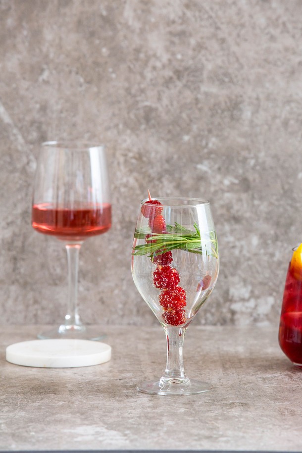 [비크릴라] 강화유리 와인잔 BARLEY 350ml는 고도수 맥주 및 다용도 음료를 즐기기에 적합한 고블렛 스타일의 와인잔입니다. 일반 유리보다 5배 강화된 강화유리로 제작되어 135도의 온도차를 견디며, 식기세척기 및 전자레인지 사용이 가능하여 편리합니다. 높이 170mm, 하단 지름 69mm이며, 적층 가능하여 보관이 용이합니다.
