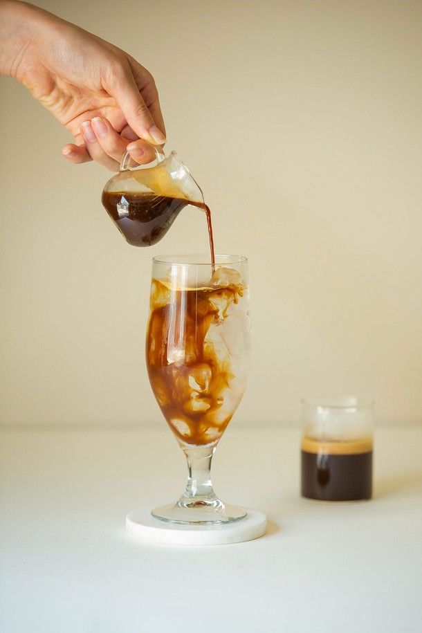 [비크릴라] 강화유리 와인잔 DUNKEL 380ml는 다크틴트 색상의 모던하고 심플한 고블렛형 와인잔입니다. 전면 강화 처리를 통해 일반 유리보다 5배 강화되었으며, 135도 온도차를 견디는 내열성을 갖춰 안전하게 사용할 수 있습니다. 음료 및 주류용으로 적합하며, 전자레인지, 식기세척기 사용 및 적재가 가능하여 편리합니다.
