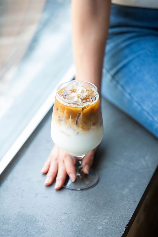 [비크릴라] 강화유리 고블렛잔 ABADIA 420ml는 420ml 용량의 모던한 디자인 고블렛잔입니다. 강화유리 소재로 제작되어 일반 유리 대비 5배 강하며, 135도 온도차를 견디는 내열성을 갖춰 전자레인지와 식기세척기 사용이 가능합니다. 각진 실루엣과 넓은 입구, 인체공학적 그립감으로 맥주, 커피, 음료 등 다양한 음료를 즐길 수 있으며, ISO 인증을 받은 제품입니다.
