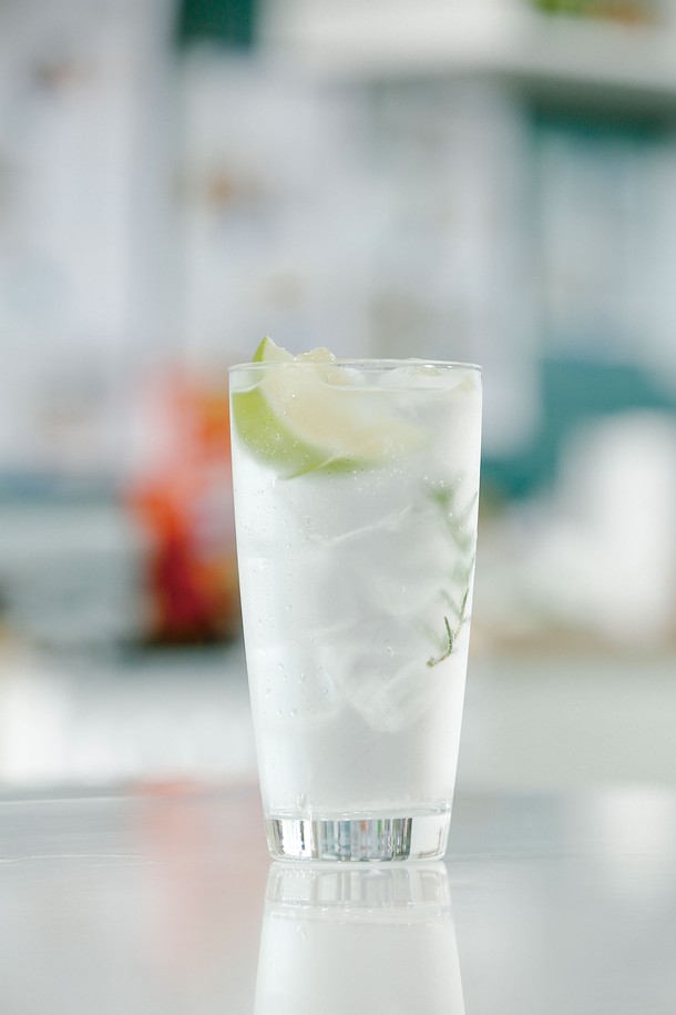 세련된 곡선 디자인의 [비크릴라] 강화유리컵 SEIRA 470ml는 135도의 급격한 온도 변화에도 견디는 내열성을 자랑하며, 내구성이 뛰어나 전자레인지 사용도 가능합니다. 일반 유리보다 5배 강하며 전체 강화 처리로 안전성을 높였고, 가볍고 매끄러운 통바디 디자인은 음료의 맛과 향을 더욱 돋보이게 합니다. 일반 음료는 물론, 뜨거운 음료까지 안심하고 즐길 수 있는 실용적인 제품입니다. (제품 특이사항: 제조 과정에서 기포, 주름, 스크래치, 기울기, 초기 뿌연 현상이 발생할 수 있습니다.)
