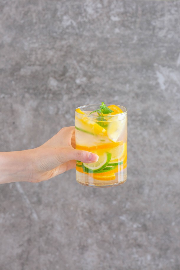 [비크릴라] 강화유리컵 JERTE는 470ml 용량의 주방용 유리컵입니다. 강화유리 소재로 일반 유리 대비 5배 강화되었으며, 135도 온도차에도 안전하고 전자레인지와 식기세척기 사용이 가능합니다. 심플한 직선형 디자인에 넓은 입구를 가지고 있으며, 아이스커피, 에이드, 주스 등 다양한 음료를 담기에 적합합니다.
