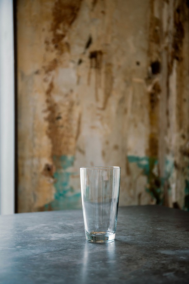 [비크릴라] 강화유리컵 SEIRA 420ml는 420ml 용량의 강화유리컵으로, 135도의 온도차를 견디는 내열성과 전자레인지, 식기세척기 사용이 가능한 실용적인 제품입니다. 일반 유리 대비 5배 강화된 내구성과 파손 시 작은 조각으로 분리되는 안전성을 갖췄으며, 곡선형 바디와 인체공학적 디자인으로 편안한 그립감을 제공합니다. 핫/콜드 음료 모두 사용 가능하며, 높이 140.5mm, 지름 79mm의 적층 가능한 실용적인 디자인입니다.
