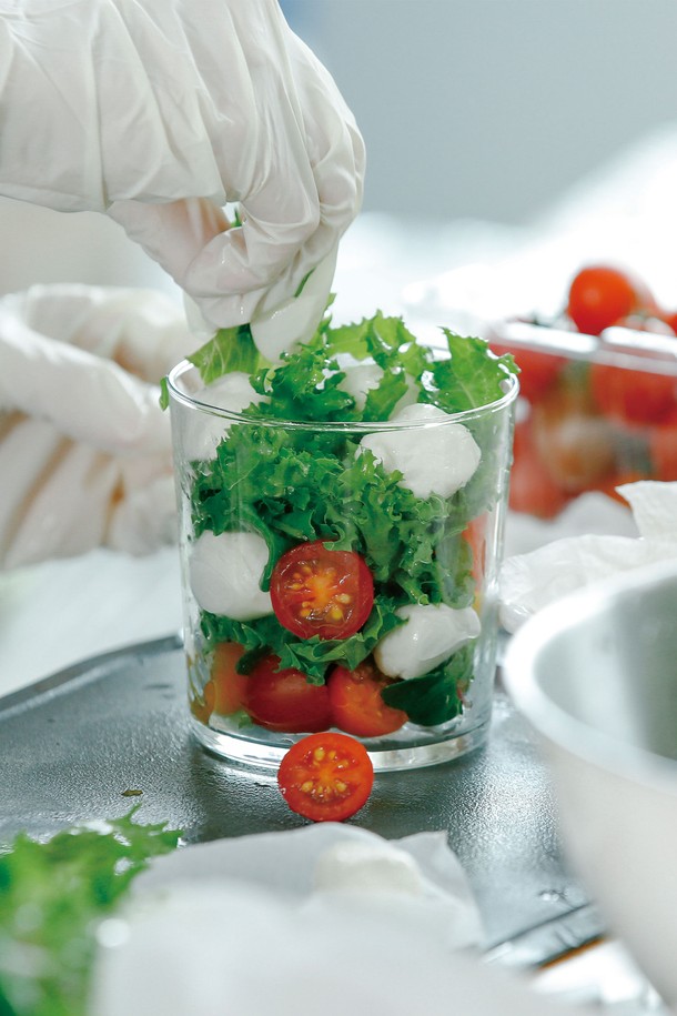 비크릴라 시드라 강화유리컵은 내구성과 내열성이 뛰어난 360ml 용량의 투명 유리컵입니다. 음료를 담기에 적합하며 주방용품으로 활용도가 높습니다. 강화유리 소재로 제작되어 오랫동안 사용할 수 있습니다.
