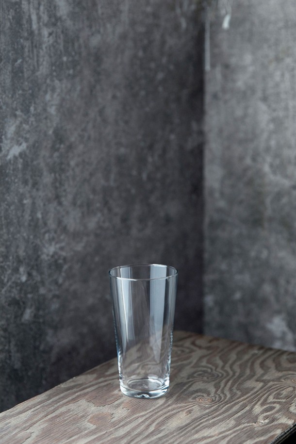 [비크릴라] 강화유리컵 CONIL 330ml는 음료, 맥주 등 다양한 용도로 활용 가능한 330ml 용량의 투명 유리컵입니다. 일반 유리보다 5배 강화된 강화유리에 135도의 온도차를 견디는 내열성을 더해 안심하고 사용할 수 있으며, 전자레인지 및 식기세척기 사용이 가능합니다. 기본 컵 스타일에 베스트셀러 디자인을 적용, 우수한 그립감을 제공하며, 파손 시 작은 조각으로 분리되어 안전합니다.
