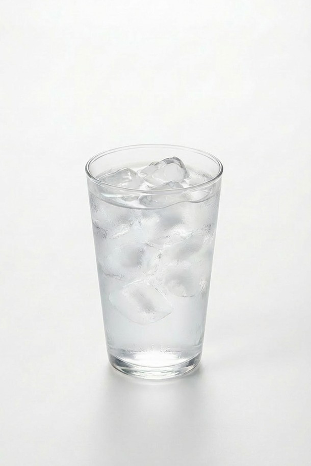 **[비크릴라] 강화유리컵 CONIL 420ml**

견고함과 실용성을 모두 갖춘 [비크릴라] 강화유리컵 CONIL 420ml입니다. 일반 유리보다 5배 강화된 강화유리 소재로 제작되어 내구성이 뛰어나며, 135도의 급격한 온도 변화에도 견딜 수 있어 안전하게 사용 가능합니다. 420ml 용량으로 음료, 물 등 다양한 용도로 활용할 수 있으며, 심플하고 스탠다드한 디자인으로 언제 어디서든 잘 어울립니다. 전자레인지와 식기세척기 사용이 가능하여 편리하며, 적층 가능하여 공간 효율성 또한 높습니다. 매끄러운 촉감과 안전성을 강화하여 일상생활에서 편안하게 사용할 수 있습니다.
