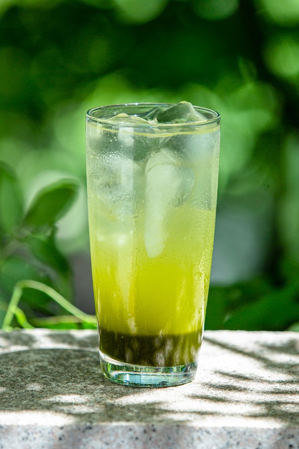 **[비크릴라] 강화유리컵 SEIRA 360ml**는 맥주, 음료, 커피 등 다양한 음료를 즐기기에 적합한 유리컵입니다. 강화유리 소재로 제작되어 일반 유리보다 5배 강하며, 135도 온도차를 견디는 내열성을 갖춰 안심하고 사용할 수 있습니다. 전자레인지 및 식기세척기 사용이 가능하며 적층 보관이 용이해 실용적입니다. 슬림한 라인과 뛰어난 그립감, 음료 본연의 색상을 살려주는 디자인이 특징입니다. 높이는 144.5mm, 지름은 73mm이며, 제조 공정상 바닥면 수평, 용량 및 크기에 약간의 차이, 테두리 곡률, 돌기, 기포, 새 제품의 뿌옇게 보이는 현상이 발생할 수 있습니다.
