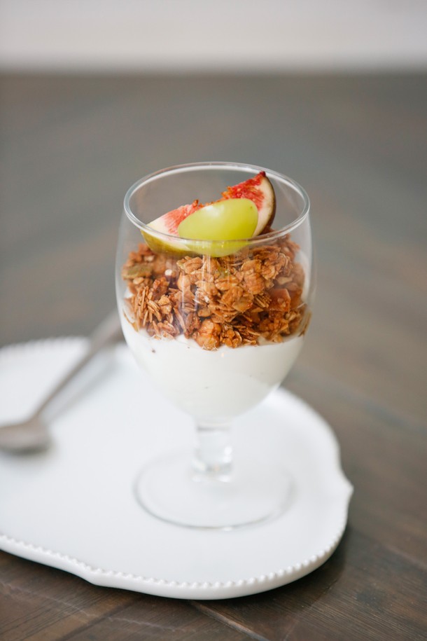 [비크릴라] 강화유리 고블렛잔 VALENCIA 230ml는 와인, 맥주, 칵테일, 음료 등을 담기 좋은 고블렛잔입니다. 230ml 용량에 강화유리 소재로 제작되어 일반 유리 대비 5배 강화된 내구성을 자랑하며, 135도 온도차를 견디는 내열성과 안전 파손 패턴을 갖춰 안전하게 사용할 수 있습니다. 곡선 디자인과 안정적인 받침, 투명한 외형으로 어떤 음료든 돋보이게 하며, 전자레인지 및 식기세척기 사용이 가능하고 적층하여 보관할 수 있어 실용적입니다.
