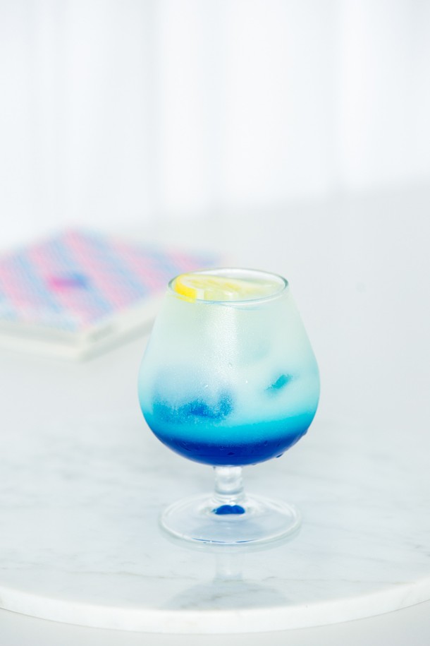 [비크릴라] 강화유리 고블렛잔 CONAC 250ml는 코냑, 칵테일, 음료 등을 우아하게 즐길 수 있는 잔입니다. 강화유리로 제작되어 일반 유리보다 5배 강하며, 135도 온도차를 견디는 내열성을 갖추었습니다. 곡선 디자인과 코냑 향을 돋보이게 하는 디자인, 그리고 전자레인지 및 식기세척기 사용 가능으로 편리함을 더했습니다.
