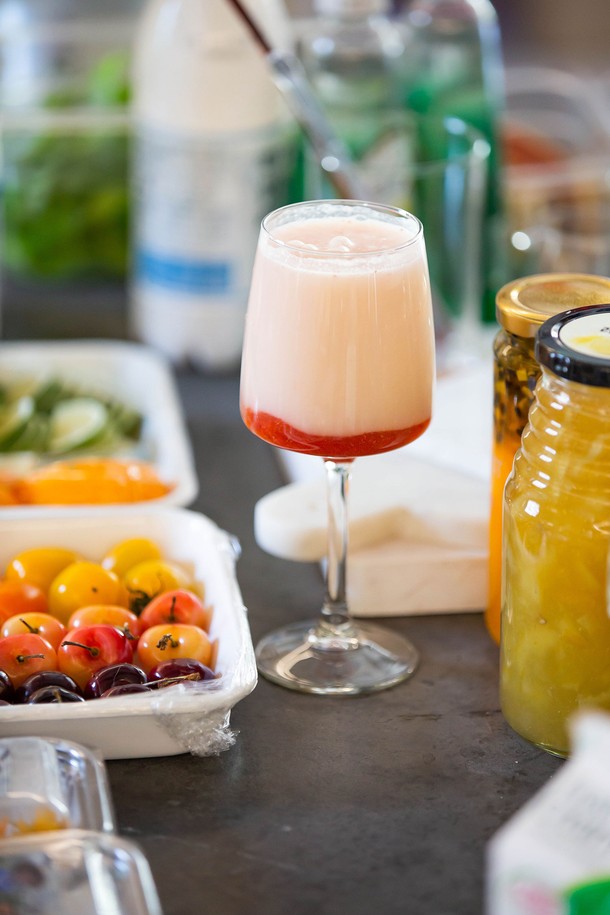 [비크릴라] 고블렛잔 EDEL 350ml는 강화유리로 제작되어 일반 유리보다 5배 튼튼하며, 135도의 급격한 온도 변화에도 견딜 수 있습니다. 세련된 디자인의 이 잔은 맥주, 와인, 막걸리, 과일 맥주, 에일, 커피 등 다양한 음료를 담기에 적합하며, 전자레인지, 식기세척기 사용이 가능하고 적층하여 보관할 수 있어 실용적입니다. 파손 시 작은 조각으로 분리되어 안전하며, 350ml 용량으로 음료를 즐기기에 넉넉합니다.
