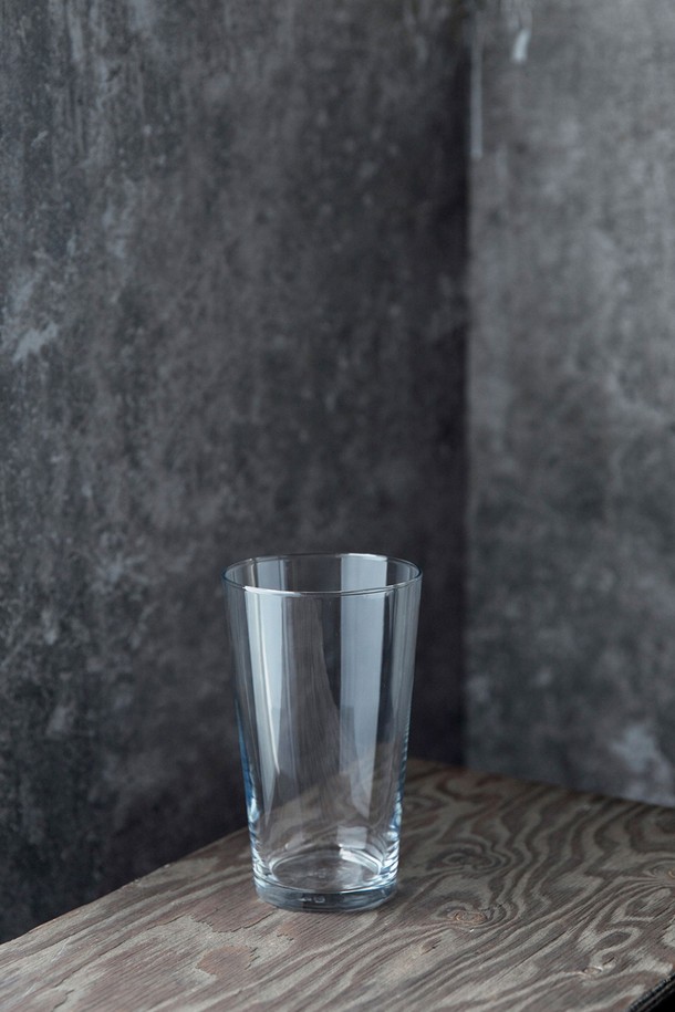 [비크릴라] 강화유리컵 CONIL 660ml는 음료나 주방에서 다용도로 사용할 수 있는 투명한 유리컵입니다. 일반 유리보다 5배 강화된 튼튼한 내구성을 자랑하며, 전자레인지와 식기세척기 사용이 가능하고 135도의 온도차까지 견딜 수 있는 내열성을 갖췄습니다. 클래식한 형태의 스택형 디자인으로 적층이 가능하며, 파손 시 작은 조각으로 분리되어 안전합니다.
