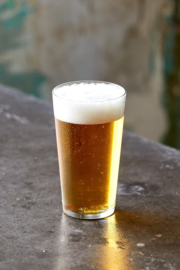 470ml 용량의 [비크릴라] 강화유리컵 CONIL은 아이스커피, 맥주, 온음료 등 다양한 음료를 담기에 좋습니다. 일반 유리 대비 5배 강화된 내구성과 135도 온도차 내열성을 갖춘 강화유리 소재로 제작되었으며, 전자레인지와 식기세척기 사용이 가능하여 편리합니다. 높이 145mm, 지름 86.5mm의 크기로 적층 보관이 용이하며, 100% 재활용 가능한 친환경적인 제품입니다.
