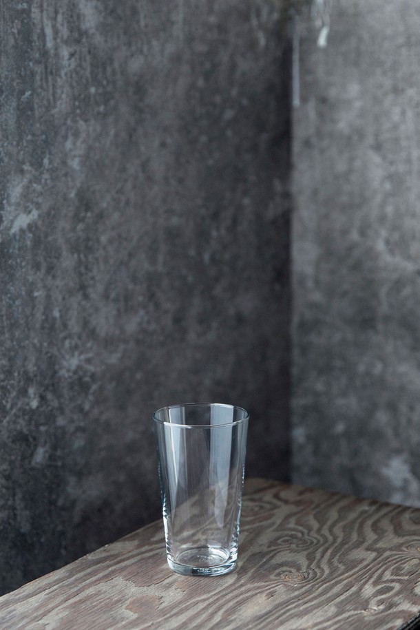 [비크릴라] CONIL 강화유리컵은 280ml 용량의 투명한 유리컵으로, 음료나 주류를 담기에 적합합니다. 일반 유리 대비 5배 강화된 내구성을 자랑하며, 135도 온도차에서도 안전하게 사용할 수 있는 내열성을 갖췄습니다. 전자레인지와 식기세척기 사용이 가능하며, 적층 보관이 용이하도록 설계되었습니다.
