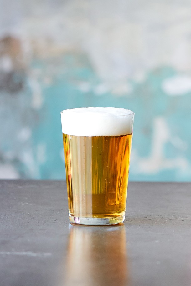 [비크릴라] 코닐 시리즈의 강화유리컵은 220ml 용량으로 음료 및 주방에서 다용도로 활용 가능하며, 전자레인지와 식기세척기 사용이 가능합니다. 일반 유리 대비 5배 강화된 내구성과 135도 온도차를 견디는 내열성을 갖췄으며, 파손 시 작은 조각으로 분리되어 안전합니다. 투명하고 컴팩트한 디자인의 이 유리컵은 적층이 가능하며, 일반 강화유리 대비 15% 경량화되어 사용 편의성을 높였습니다.
