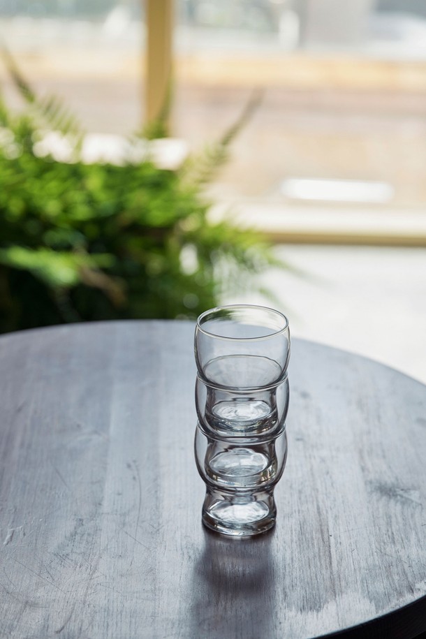 [비크릴라] FAMILIA 유리컵은 180ml 용량의 투명한 강화유리 소재 컵입니다. 내구성과 내열성이 뛰어나 주방이나 식탁에서 오랫동안 안심하고 사용할 수 있습니다. 비크릴라 FAMILIA 유리컵은 다양한 음료를 담기에 적합한 식기류입니다.
