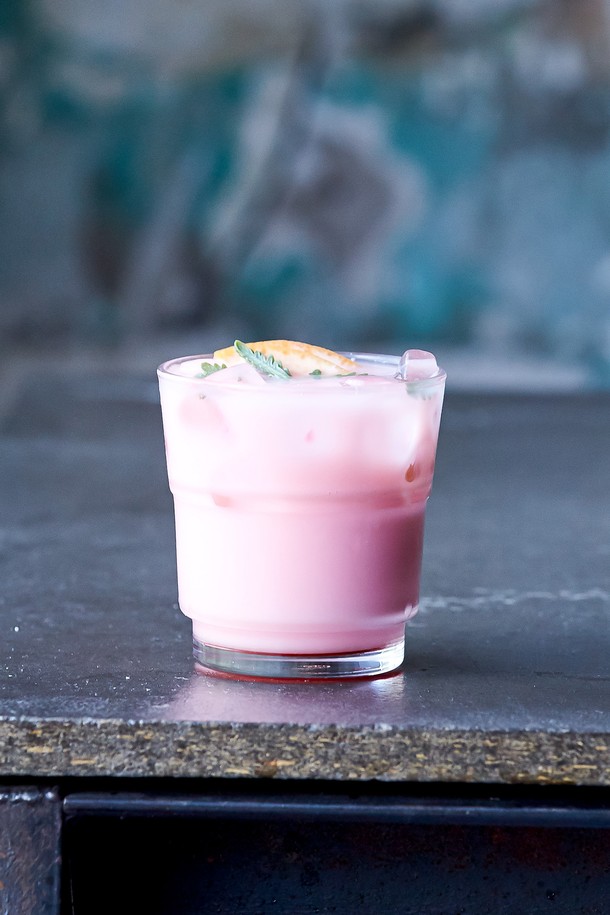 [비크릴라]  스태커블 강화유리컵 ROCKY 280ml는 280ml 용량의 강화유리컵으로, 음료, 커피, 물 등을 담기에 적합합니다. 일반 유리보다 5배 강화된 내구성과 135도의 온도차를 견디는 내열성을 갖춰, 전자레인지와 식기세척기 사용이 가능하며 적층 보관이 용이합니다. 심플한 디자인의 스태커블 형태로 제작되었으며, 파손 시 작은 조각으로 분리되어 안전하며, 전면 강화 처리와 내충격성을 갖추었습니다. (테두리 곡선, 기포, 주름/스크래치, 바닥 내부 경사 등의 제품 상태는 있을 수 있습니다.)
