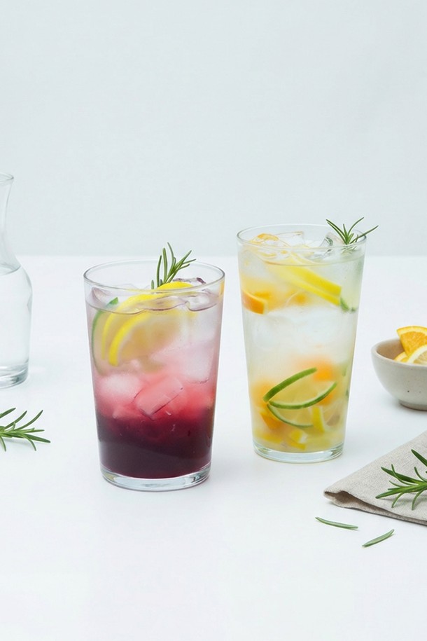 [비크릴라] 강화유리컵 SIDRA (500ml)는 심플하고 세련된 디자인으로, 아이스 커피, 청량 음료, 뜨거운 음료 등 다양한 음료를 즐기기에 적합합니다. 일반 유리컵보다 5배 강도가 높고, 135도의 열 차이를 견딜 수 있어 내구성이 뛰어납니다. 또한, 전자레인지 및 식기세척기 사용이 가능하며, 포개쌓기가 가능하여 실용성을 더했습니다. 강화유리 소재로 제작되어 파손 시 작은 조각으로 분리되어 안전하게 사용할 수 있습니다. 림 부분의 줄무늬, 미세 기포, 컵 내부 바닥 기울기가 특징이며, 일반 강화유리보다 15% 경량화되어 더욱 편리합니다.
