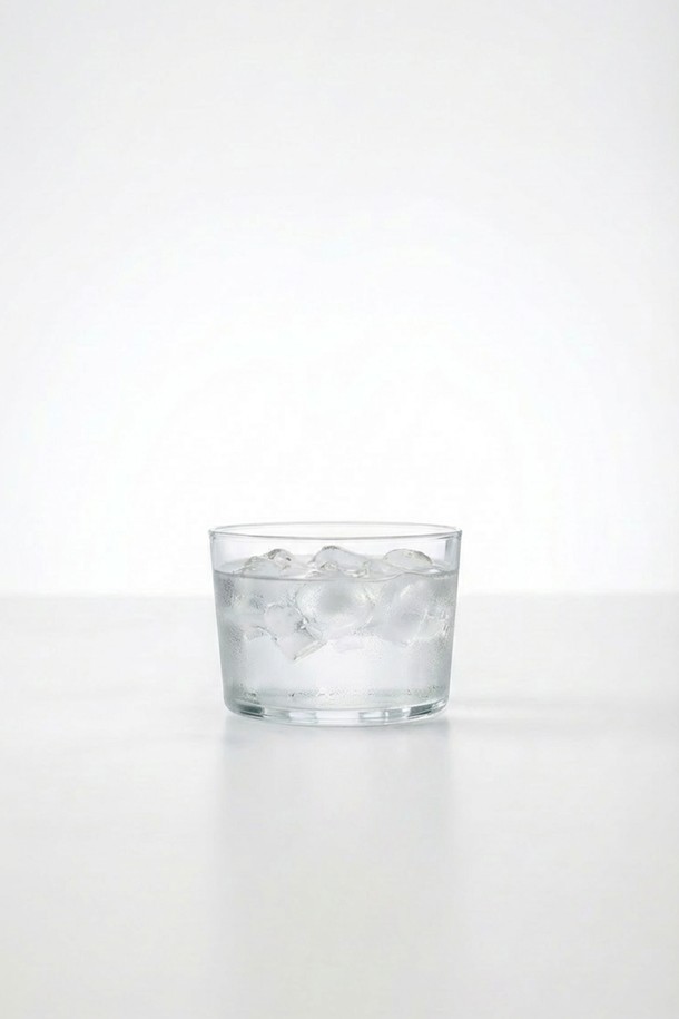 [비크릴라] 시드라 강화유리컵 230ml는 음료를 더욱 돋보이게 해주는 투명 유리컵입니다. 내구성이 뛰어난 강화유리 소재로 제작되어 일상생활에서 안심하고 사용할 수 있습니다. 심플하고 세련된 디자인으로 어떤 음료든 잘 어울리며, 230ml 용량으로 다양한 음료를 즐기기에 적합합니다. 투명한 유리 재질은 내용물을 시각적으로 보여주어 더욱 매력적입니다. [비크릴라] 시드라 강화유리컵으로 소중한 일상을 더욱 특별하게 만들어보세요.
