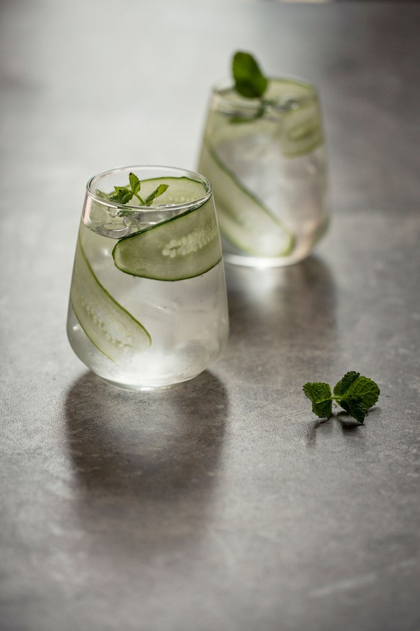 [비크릴라] 강화유리컵 MENCIA 470ml는 와인, 맥주, 칵테일, 음료 등 다용도로 사용 가능한 컵입니다. 135도 내열성의 강화유리 소재로 제작되었으며, 전자레인지와 식기세척기 사용이 가능하고 적층 보관이 용이합니다. 높이 110mm, 지름 90mm의 이 컵은 전면 강화유리 처리와 우아한 디자인이 돋보이며, 공기방울, 미세 스크래치, 테두리 미세한 차이, 작은 검은 점 등이 있을 수 있습니다.
