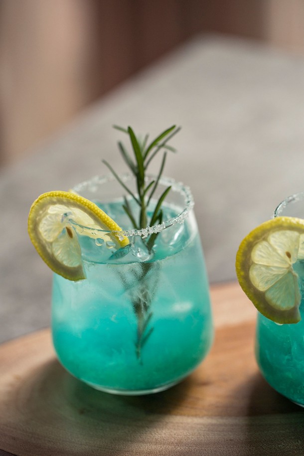 [비크릴라] 강화유리컵 MENCIA 350ml는 음료 및 주방용으로 적합하며, 와인, 맥주, 칵테일, 탄산음료 등 다용도로 활용할 수 있습니다. 투명한 무지 디자인의 이 유리컵은 강화유리로 제작되어 일반 유리 대비 5배 강화되었으며, 파손 시 작은 조각으로 분리되어 안전합니다. 전자레인지와 식기세척기 사용이 가능하며 적층 보관이 용이하고, 135도 내열온도를 갖춘 이 경량 컵은 곡선형 림 디자인과 100% 재활용 가능한 친환경적인 제품입니다.
