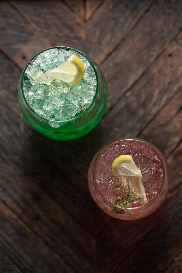 [비크릴라] 강화유리컵 SYRAH 470ml는 내구성과 내열성이 뛰어난 강화유리 소재로 제작되어 안심하고 사용할 수 있습니다. 투명한 색상의 470ml 용량으로 음료를 담기에 적합하며, 주방에서 다양한 용도로 활용하기 좋습니다. 식기세척기와 전자레인지 사용이 가능하여 편리함을 더했습니다.
