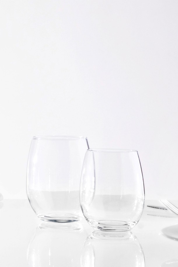 [비크릴라] 강화유리컵 SYRAH 350ml는 내구성이 강한 강화유리 소재로 제작되어 일상에서 안심하고 사용할 수 있습니다. 투명한 디자인의 이 음료용 글라스는 350ml 용량으로 다양한 음료를 담기에 적합합니다. 깔끔한 디자인이 돋보이는 [비크릴라] 강화유리컵은 내열성이 뛰어나 실용적입니다.
