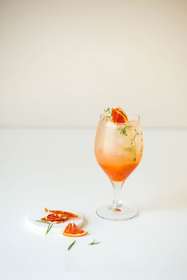 [비크릴라] 강화유리 와인잔 BARLEY 440ml는 135°C의 내열 온도차를 견디는 강화유리로 제작되어 내구성이 뛰어나며, 440ml 용량으로 고도수 음료, 맥주, 뜨겁거나 차가운 음료를 즐기기에 적합합니다. 일반 유리보다 5배 강하고 일반 강화유리 대비 15% 가벼우며, 전자레인지, 식기세척기 사용이 가능하고 파손 시 작은 조각으로 분리되어 안전하게 사용할 수 있습니다. 고블렛 스타일의 투명한 디자인으로, 테두리 곡선과 미세 돌기, 기포 등 제조 과정에서 나타날 수 있는 자연스러운 변화가 특징입니다.
