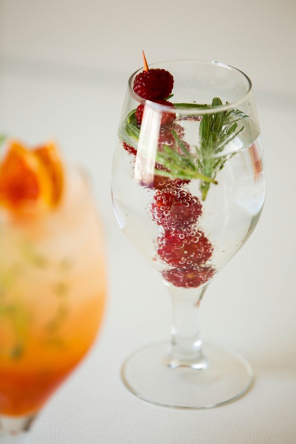 [비크릴라] 강화유리 와인잔 BARLEY 350ml는 고도수 맥주 및 다용도 음료를 즐기기에 적합한 고블렛 스타일의 와인잔입니다. 일반 유리보다 5배 강화된 강화유리로 제작되어 135도의 온도차를 견디며, 식기세척기 및 전자레인지 사용이 가능하여 편리합니다. 높이 170mm, 하단 지름 69mm이며, 적층 가능하여 보관이 용이합니다.
