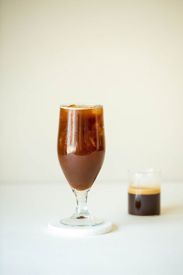 [비크릴라] 강화유리 와인잔 DUNKEL 380ml는 다크틴트 색상의 모던하고 심플한 고블렛형 와인잔입니다. 전면 강화 처리를 통해 일반 유리보다 5배 강화되었으며, 135도 온도차를 견디는 내열성을 갖춰 안전하게 사용할 수 있습니다. 음료 및 주류용으로 적합하며, 전자레인지, 식기세척기 사용 및 적재가 가능하여 편리합니다.
